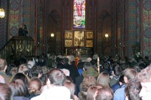 Msza św. celebrowana przez bp. Marka Jędraszewskiego w intencji ofiar katastrofy.