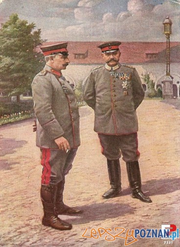 Cesarz Wilhelm II i Paul von Hindenburg na zamkowym dziedzincu. W tle zabudowania masztalarni