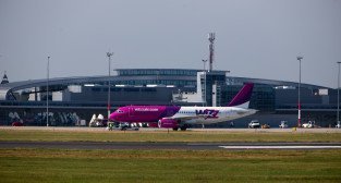 Lotnisko Ławica  - samolot Wizzair wypychany ze stanowiska  Foto: lepszyPOZNAN.pl /Piotr Rychter