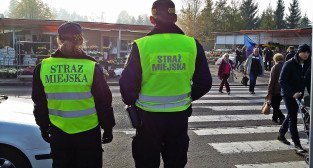 Strażnicy miejscy przy cmentarzu  Foto: lepszyPOZNAN.pl / tab