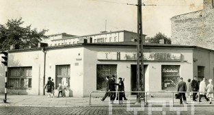 Restauracja Teatralna na skrzyżowaniu Dąbrowskiego i Roosevelta - lata50.te  Foto: Cyryl 