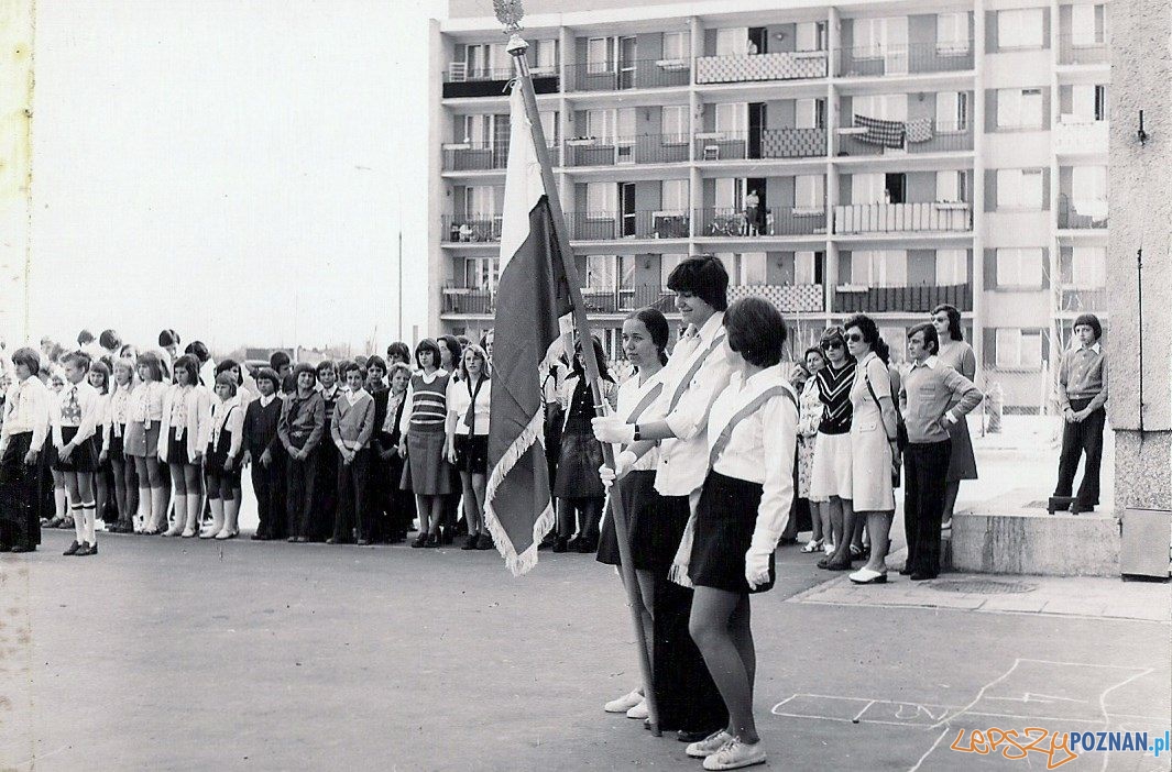 Rozpoczęcie roku szkolnego w Szkole Podstawowej nr 19 na Osiedlu Oświecenia - rok 1975  Foto: SP nr 19 / materiały informacyjne