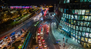 Poznań nocą, rondo Kaponiera, Bałtyk, zakorkowane miasto, aut  Foto: lepszyPOZNAN.pl / Piotr Rychter