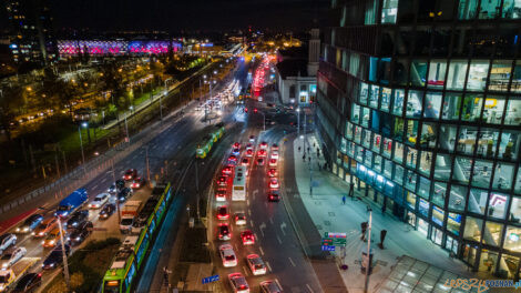 Poznań nocą, rondo Kaponiera, Bałtyk, zakorkowane miasto, aut  Foto: lepszyPOZNAN.pl / Piotr Rychter