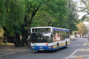 MAN NL 202 nKościuszki w Poznaniu. Był to pierwszy autobus niskopodłogowy w gminie Suchy Las. [M.Łańko 10 września 2002r.  Foto: M. Łańko / ZTM