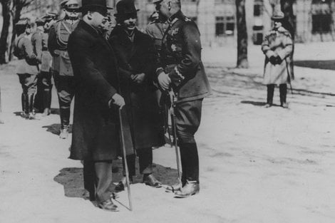 Gen. Kazimierz Sosnkowski wojewoda Adolf Bniński i prezydent Mikołaj Kiedarz podczas rozmowy 1925 swieto ulanow poz NAC  Foto: NAC