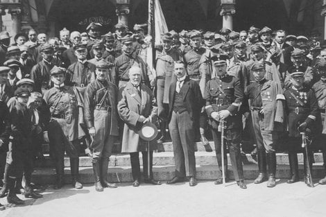 Mikołaj Kiedacz kurator szkolny Bernard Chrzanowski 6p oraz komendant Policji Państwowej Województwa Poznańskiego inspektor H. Hass 4p NAC 1926  Foto: 