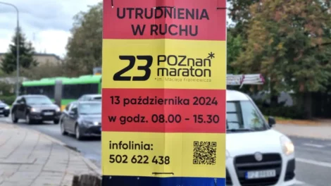 Informacja-o-utrudnieniach-zwiazanych-z-maratonem.-Plansza-przymocnowana-do-przydroznego-slupa  Foto: ztm